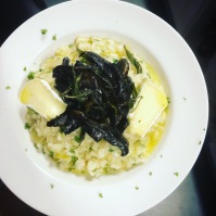 Garlic + leek risotto https://naturalhealthconsciousliving.com/2019/06/26/garlic-leek-risotto-with-buttery-field-mushies-crispy-sage/